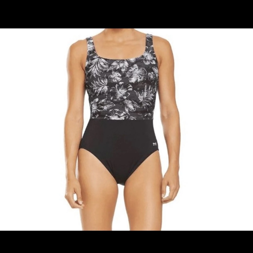 TYR Women's One Piece Swimsuit New S6